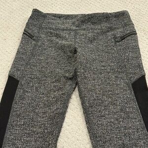 Girls Athleta : Gray and Black Tweed leggings/pants
Girls size 12/Large